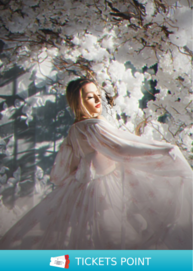 Vivienne Mort з вокальним квартетом